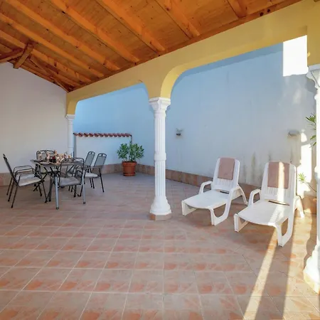 Spacious In With Swimming Pool