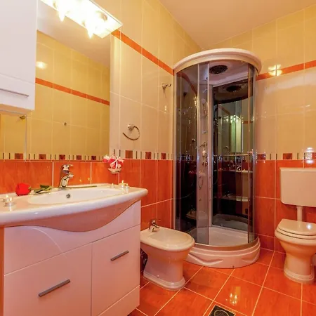 Spacious In With Swimming Pool Apartment *