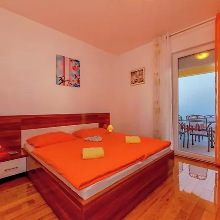 Spacious In With Swimming Pool *