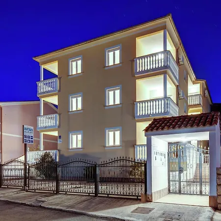 Apartment Spacious In With Swimming Pool
