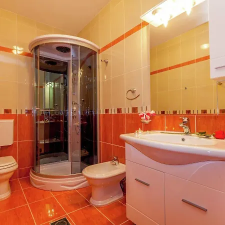 Spacious In With Swimming Pool Apartment *