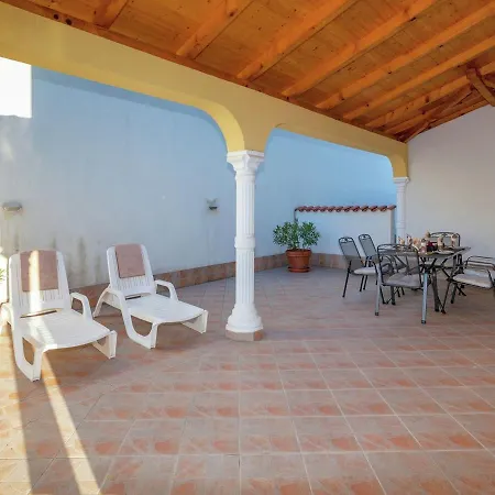 Spacious In With Swimming Pool *