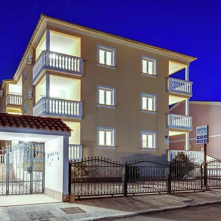 Spacious In With Swimming Pool Apartment